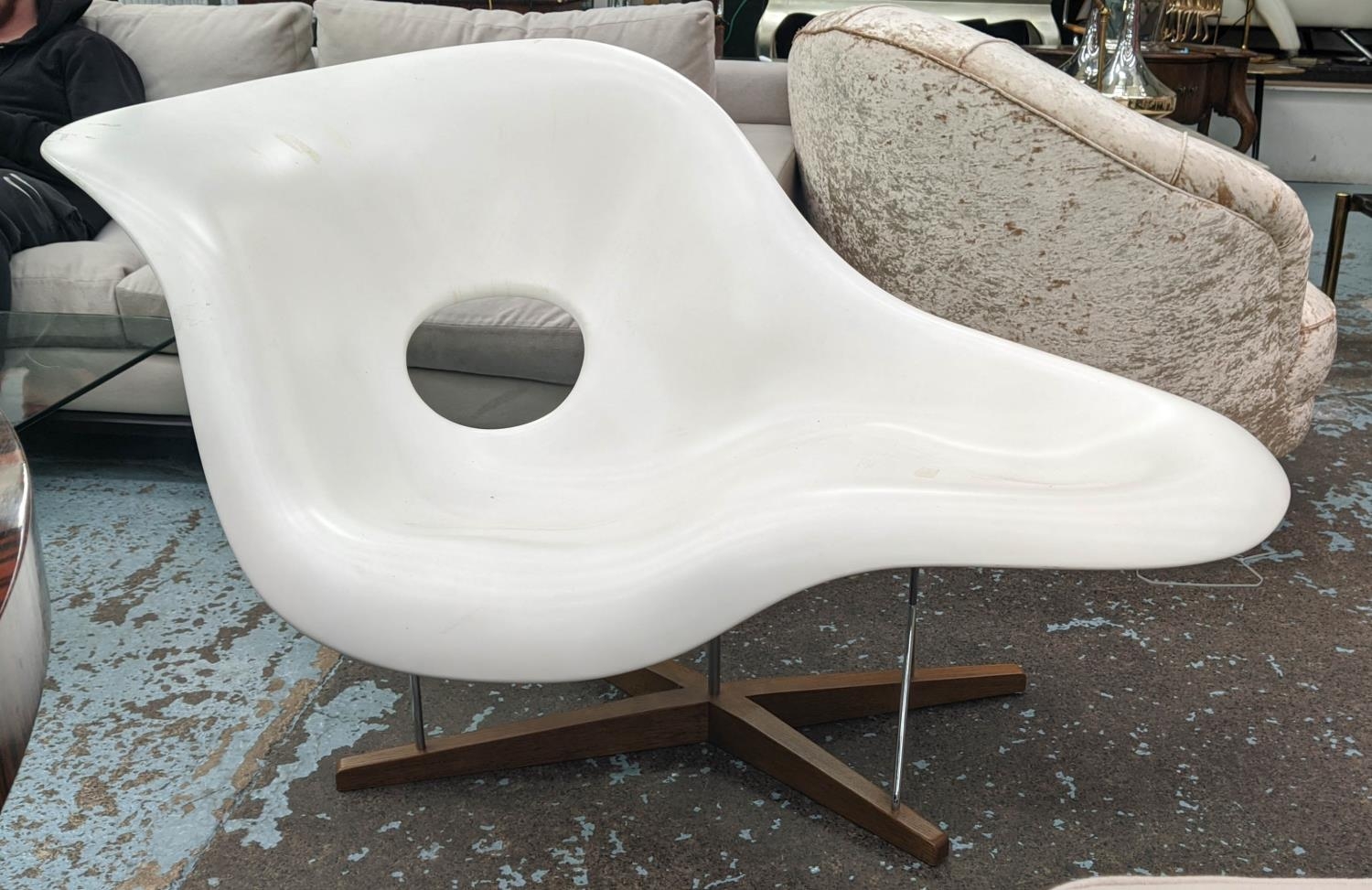 VITRA LA CHAISE LONGUE CHAIR BY CHARLES AND RAY EAMES, 150cm W.