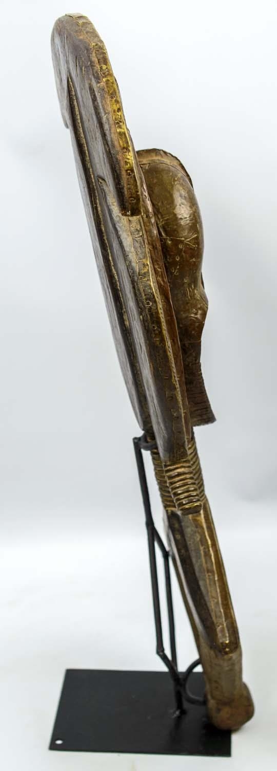 KOTA RELIQUARY RITUAL SCULPTURE, Gabon, wood with metal finish, 78cm H x 35cm. - Bild 2 aus 3