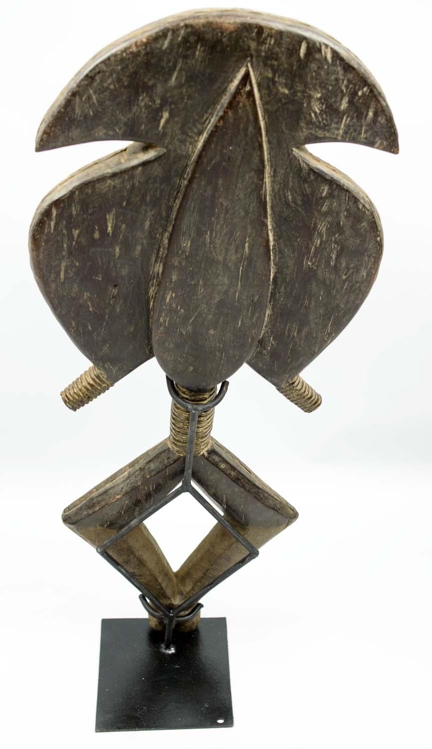 KOTA RELIQUARY RITUAL SCULPTURE, Gabon, wood with metal finish, 78cm H x 35cm. - Bild 3 aus 3