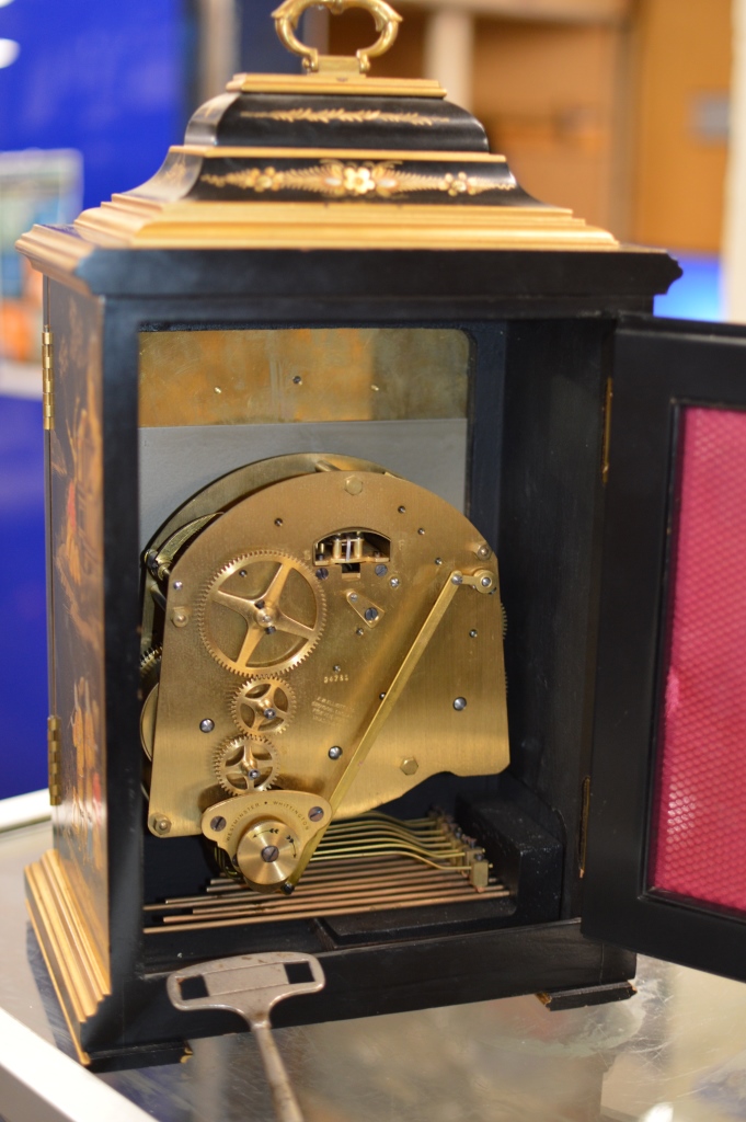 AN ELLIOT BLACK CHINOISERIE BRACKET STYLE MANTLE CLOCK, RETAILED BY MAPPIN & WEBB, WITH KEY - Bild 4 aus 7