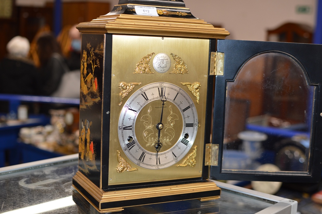 AN ELLIOT BLACK CHINOISERIE BRACKET STYLE MANTLE CLOCK, RETAILED BY MAPPIN & WEBB, WITH KEY - Bild 2 aus 7