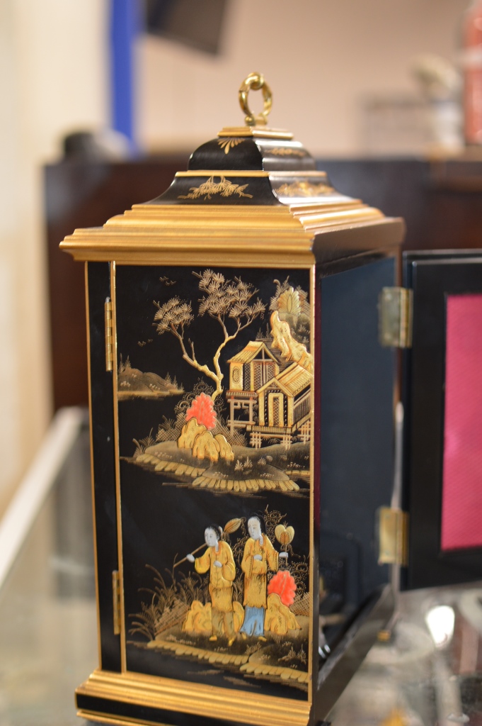 AN ELLIOT BLACK CHINOISERIE BRACKET STYLE MANTLE CLOCK, RETAILED BY MAPPIN & WEBB, WITH KEY - Bild 3 aus 7