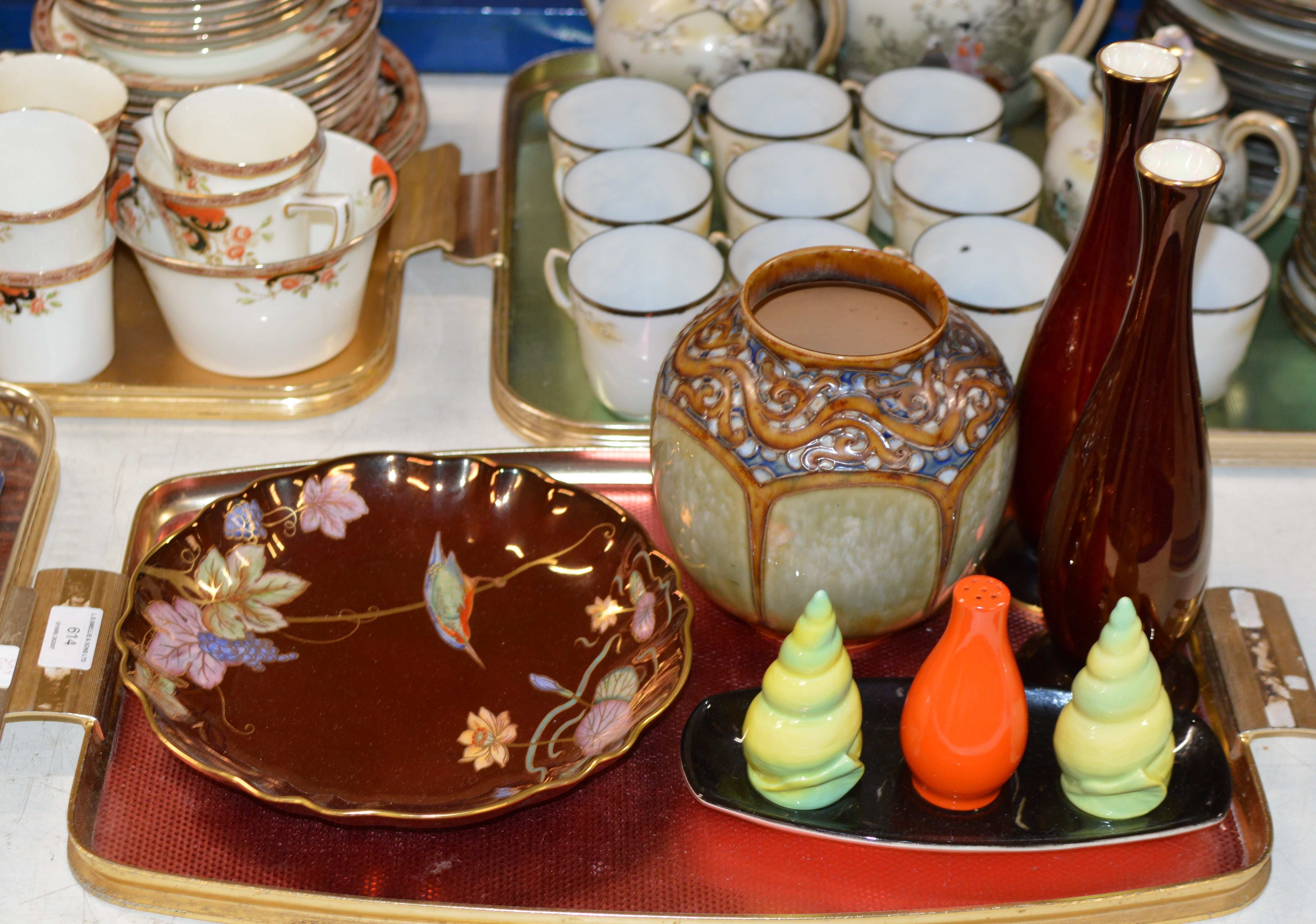 TRAY CONTAINING DOULTON VASE & VARIOUS PIECES OF CARLTON WARE