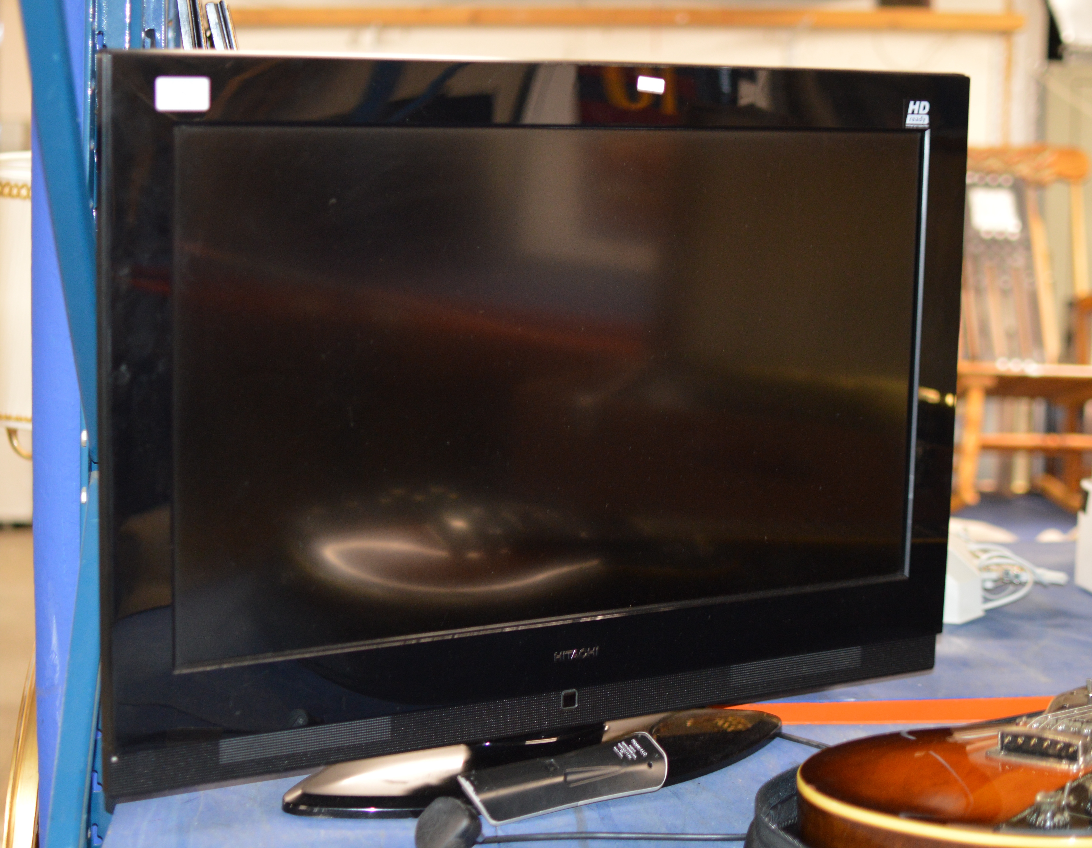 HITACHI 32" LCD TV WITH REMOTE