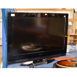 HITACHI 32" LCD TV WITH REMOTE