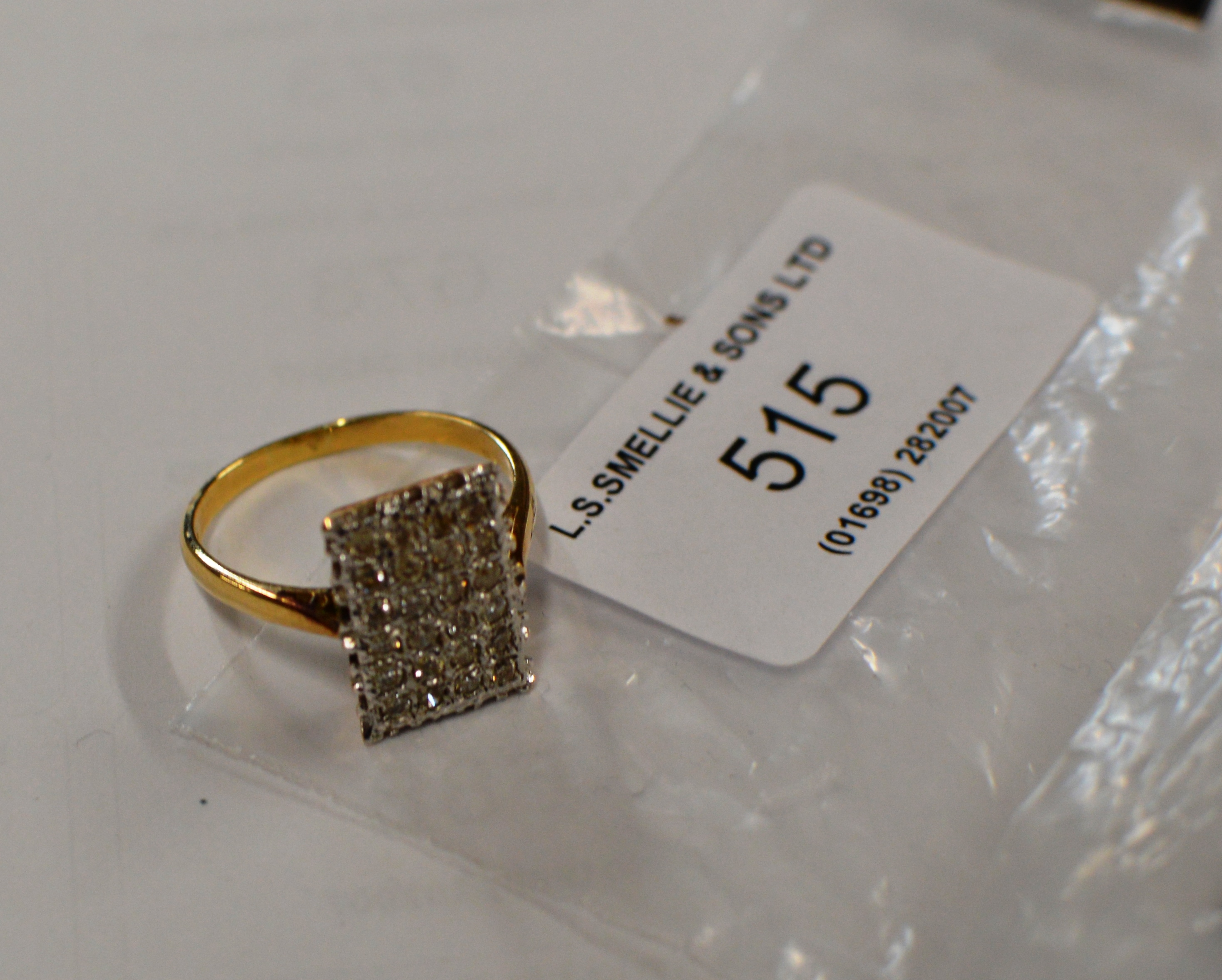 18 CARAT GOLD DIAMOND CHIP RING - APPROXIMATE WEIGHT = 4.7 GRAMS