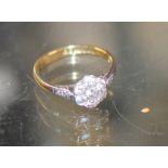 18 CARAT GOLD PLATINUM SET DIAMOND CHIP CLUSTER RING - APPROXIMATE WEIGHT = 2.3 GRAMS