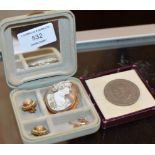 GOLD MOUNTED CAMEO BROOCH, PAIR OF CAMEO STYLE EARRINGS & FESTIVAL OF BRITAIN COIN IN BOX