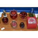 TRAY CONTAINING HUMMEL FIGURINE, CRANBERRY GLASS VASE, VARIOUS PAPER WEIGHTS, SMALL BOXED
