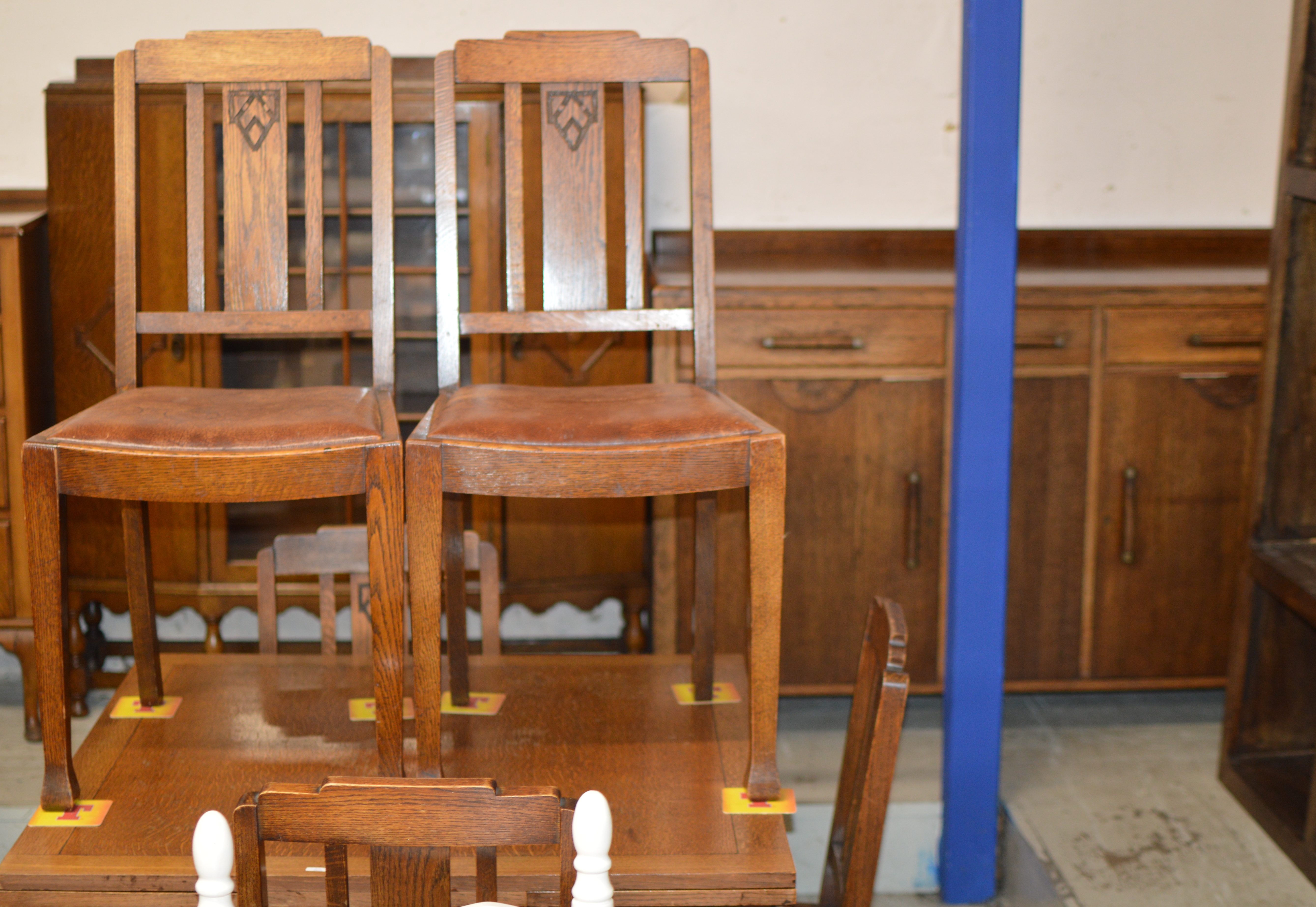 8 PIECE OAK DINING ROOM SUITE COMPRISING SIDEBOARD, TABLE & 6 CHAIRS