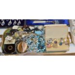 TRAY WITH VARIOUS WRIST WATCHES, QUANTITY COSTUME JEWELLERY, COMPACTS ETC
