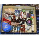 BOX WITH ASSORTED COLLECTABLES, ISLE OF WIGHT STYLE GLASS WARE, ORIENTAL SNUFF BOTTLES, COSTUME