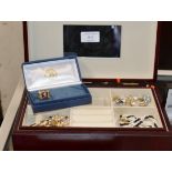 BOXED SCOTTISH ENAMEL DRESS RING WITH SMALL DIAMOND CHIPS & JEWELLERY BOX WITH QUANTITY COSTUME