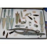 DISPLAY CASE WITH VARIOUS ARROW HEADS