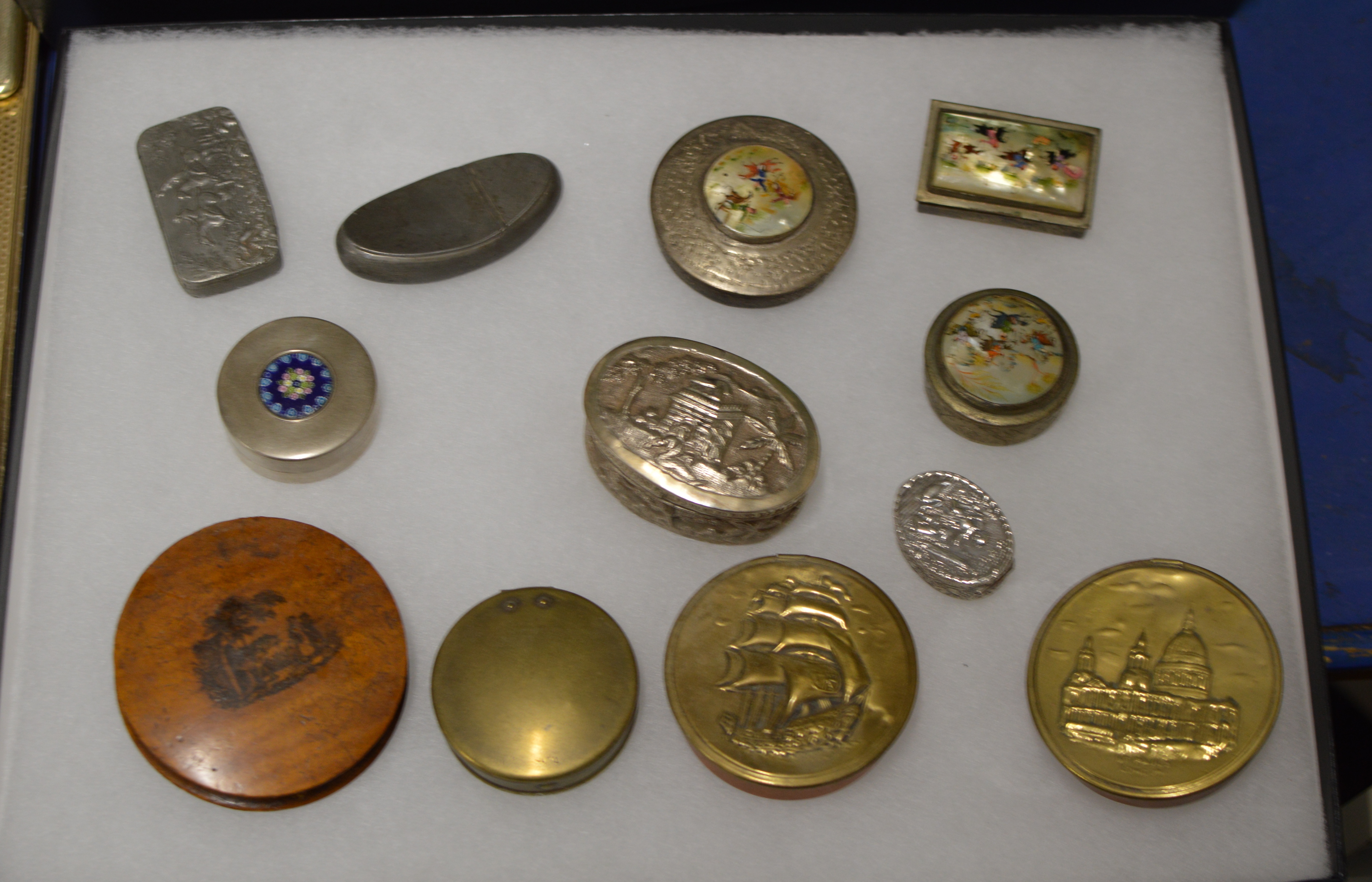 DISPLAY CASE WITH VARIOUS SNUFF BOXES