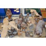 TRAY WITH VARIOUS CARVED WOODEN ORNAMENTS, BLACK FOREST STYLE BEARS, ANIMAL DISPLAYS ETC