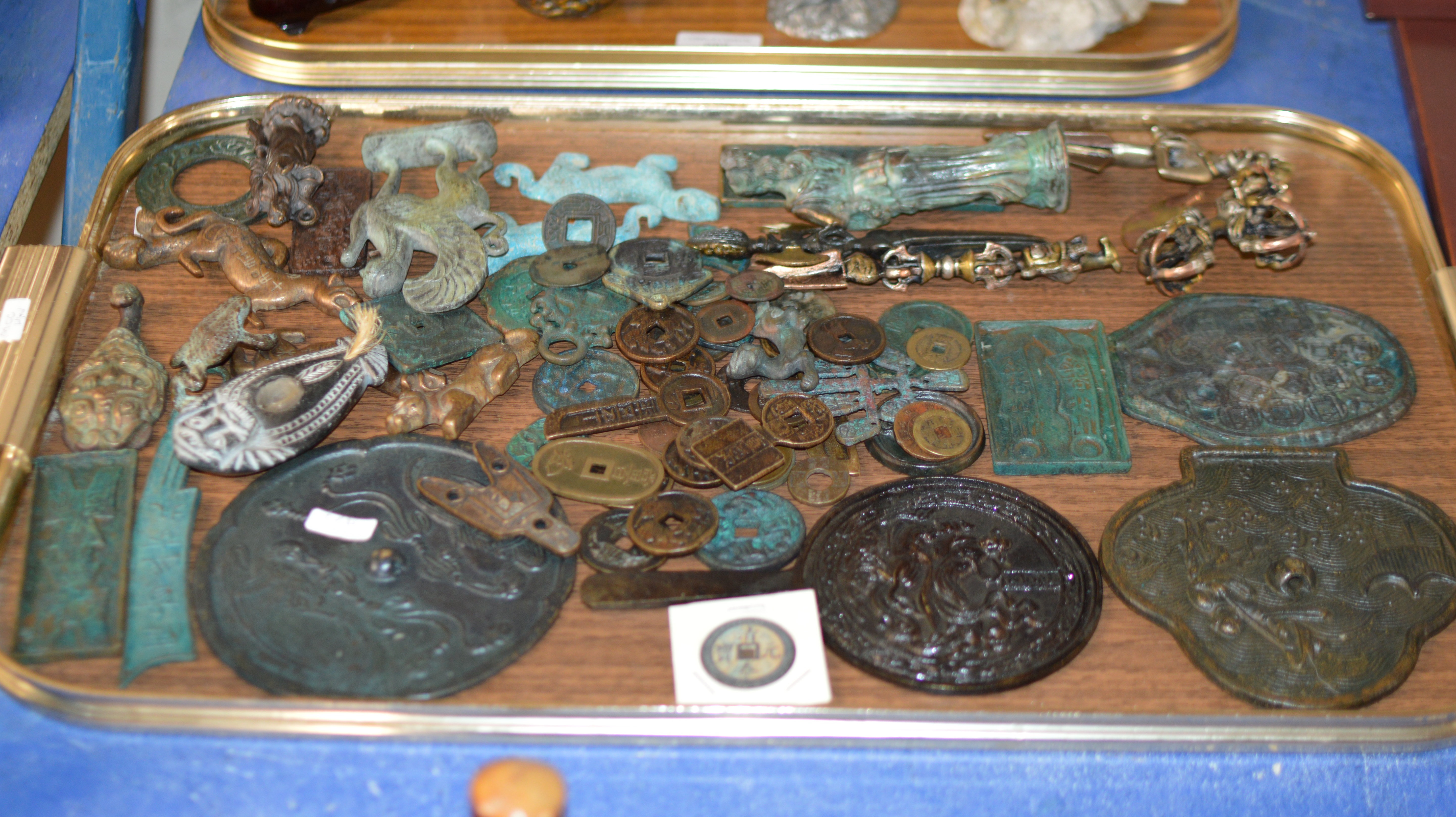 TRAY WITH VARIOUS ORIENTAL STYLE COINS, BRONZE EFFECT PLAQUES, VARIOUS METAL ANIMAL ORNAMENTS ETC