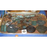 TRAY WITH VARIOUS ORIENTAL STYLE COINS, BRONZE EFFECT PLAQUES, VARIOUS METAL ANIMAL ORNAMENTS ETC