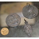 1911 HALF SOVEREIGN, 1889 SILVER CROWN, BURNS MEDALLION & 1 OTHER MEDALLION