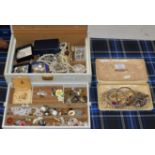 QUANTITY OF VARIOUS COSTUME JEWELLERY