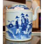 18TH/19TH CENTURY CHINESE BLUE & WHITE PORCELAIN TEAPOT