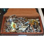 BOX WITH ASSORTED COSTUME JEWELLERY, RUSSIAN STYLE SILVER & ENAMEL SPOON, VARIOUS SILVER BROOCHES,