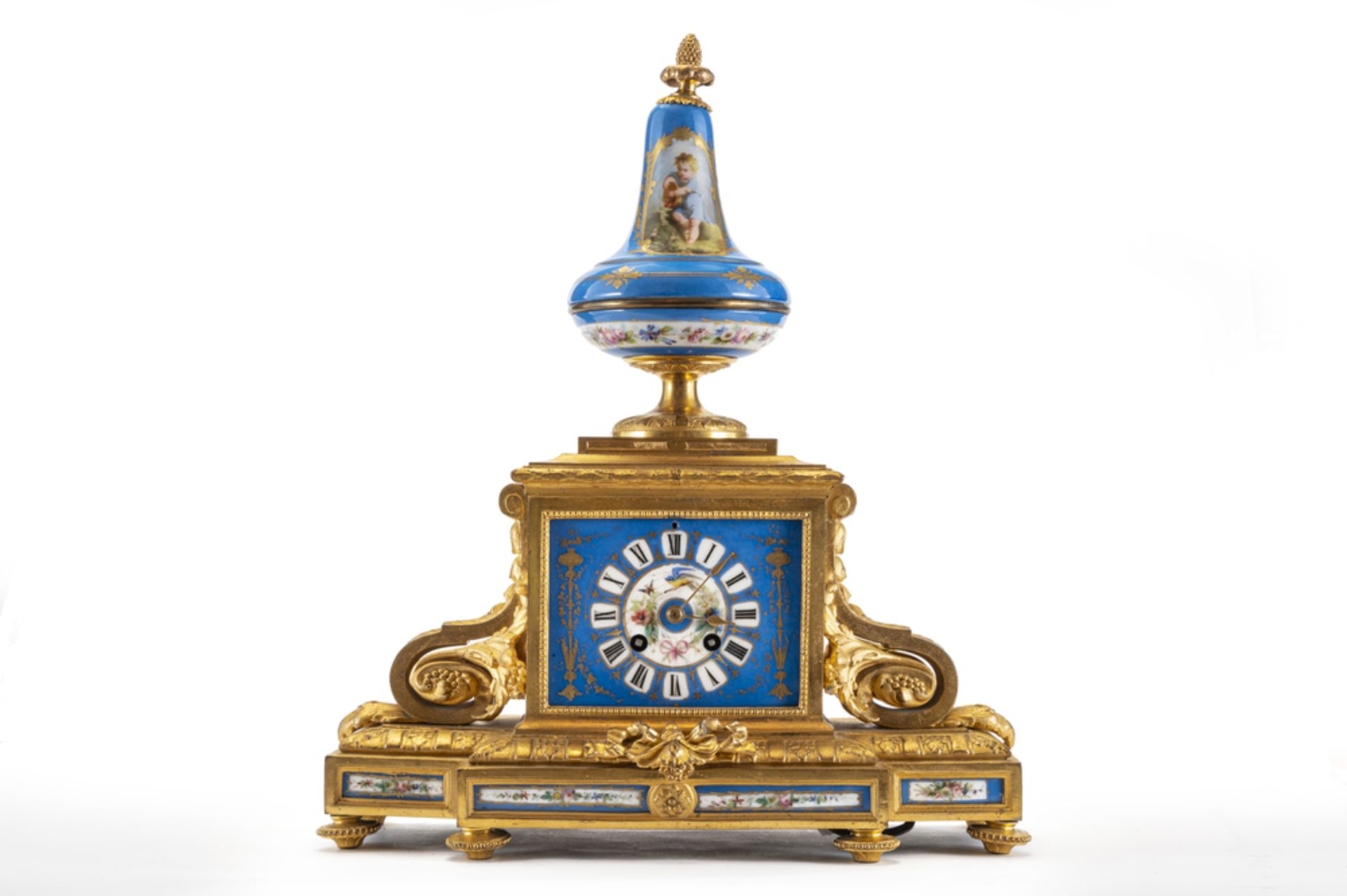 Orologio da appoggio francese in metallo dorato e porcellana policroma