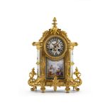 Orologio da appoggio francese in metallo dorato e pannelli in porcellana