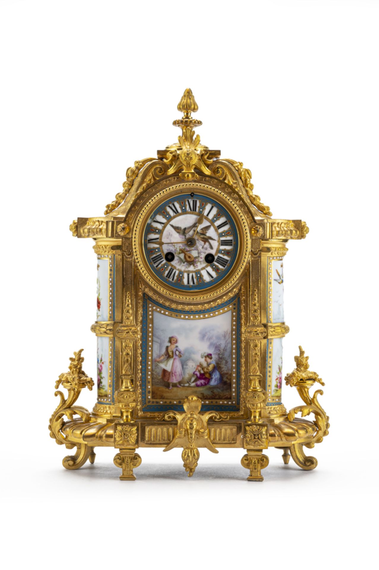 Orologio da appoggio francese in metallo dorato e pannelli in porcellana