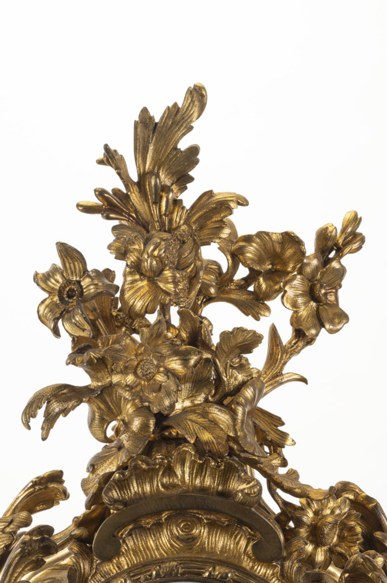 Trittico composto da una pendola da tavolo e due candelabri in bronzo dorato - Image 6 of 8