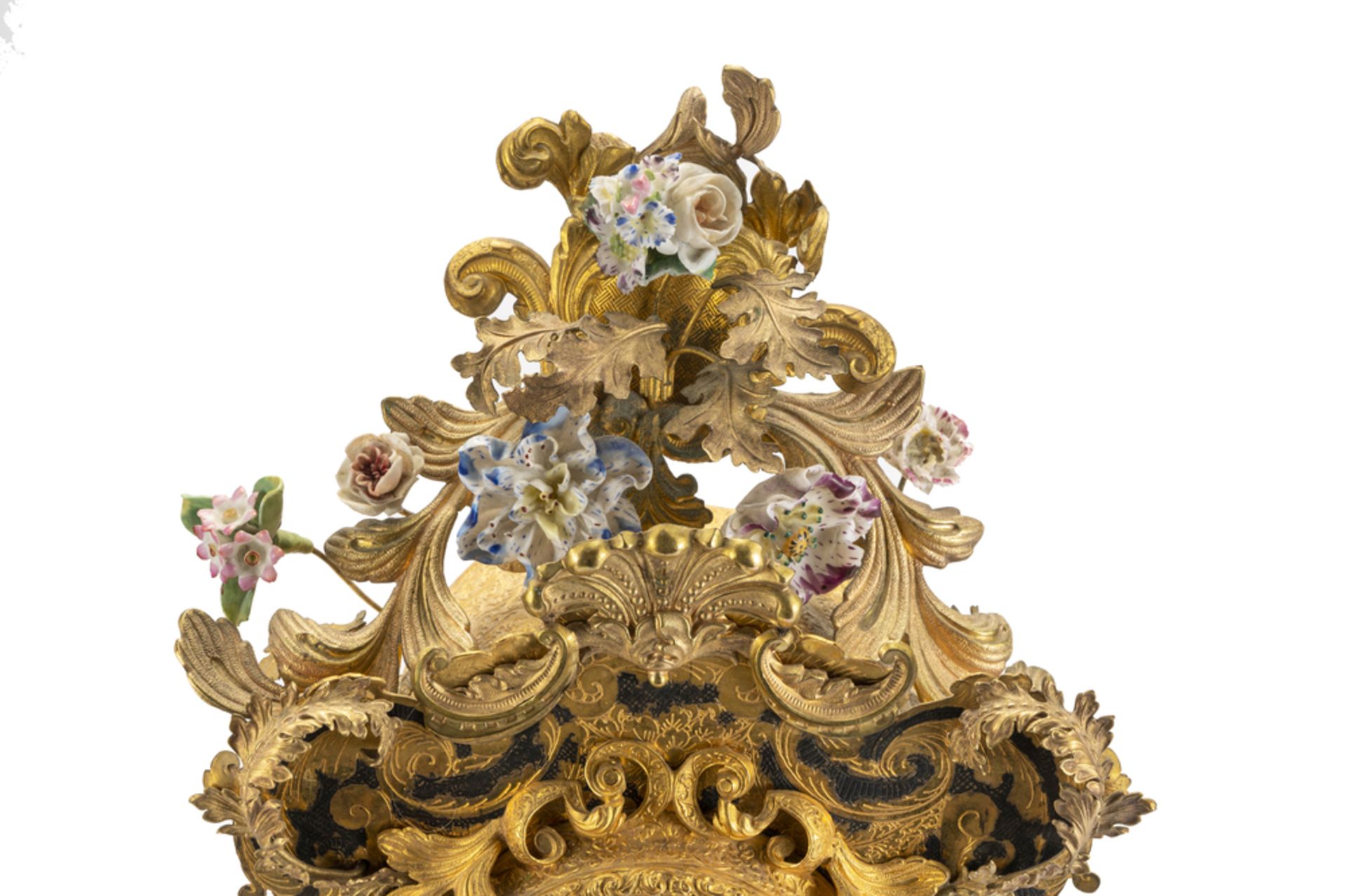 Orologio da appoggio in metallo dorato con placchette in porcellana policroma - Image 2 of 4