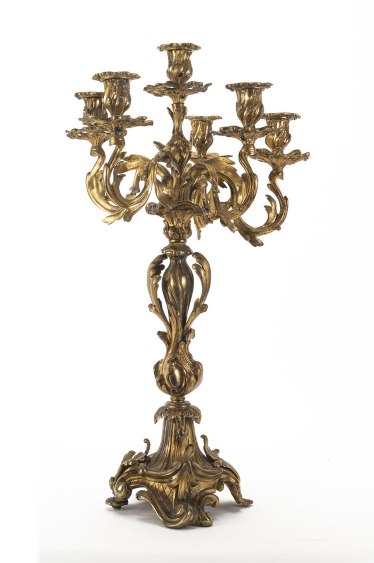 Trittico composto da una pendola da tavolo e due candelabri in bronzo dorato - Image 8 of 8