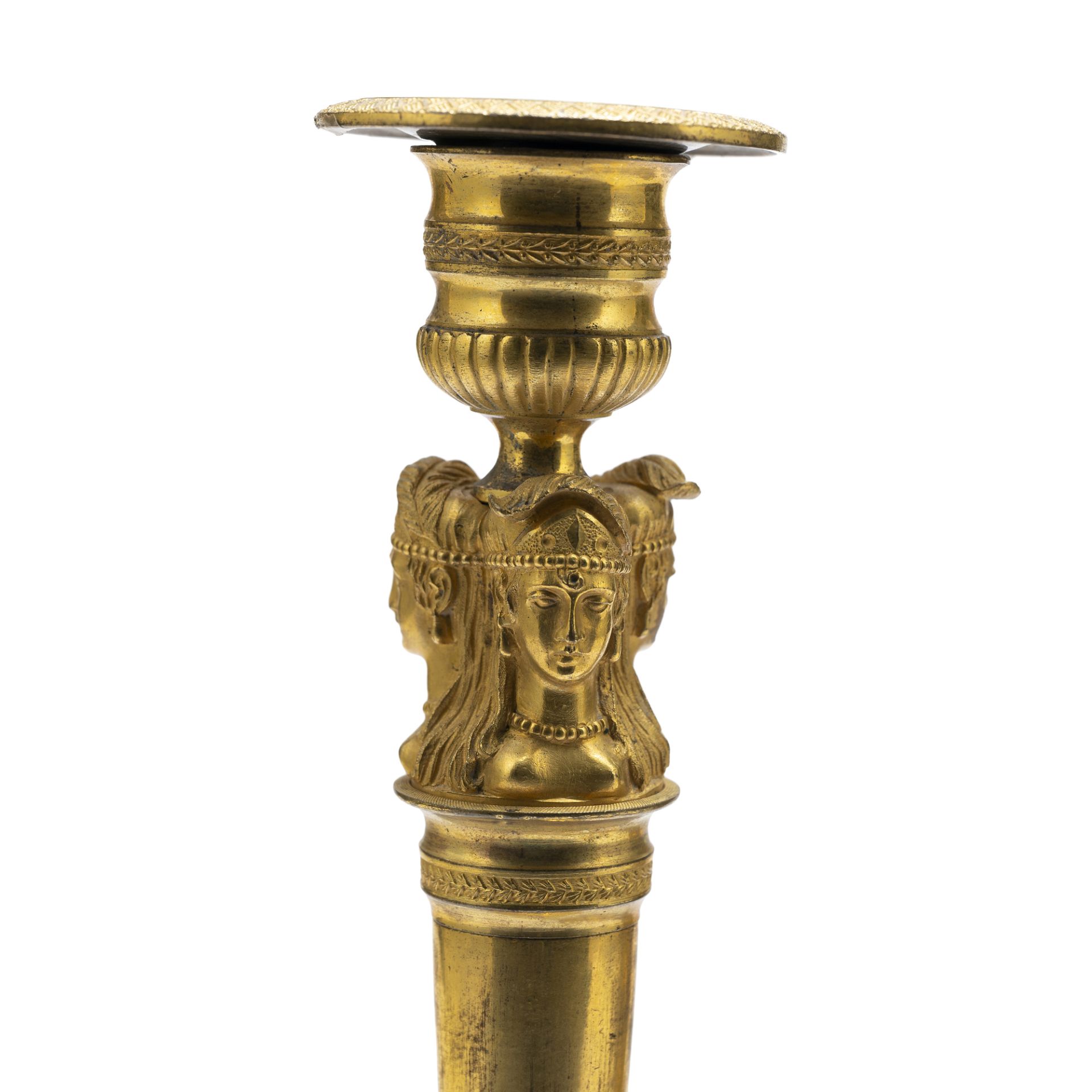 Coppia di candelieri in bronzo dorato - Image 2 of 2