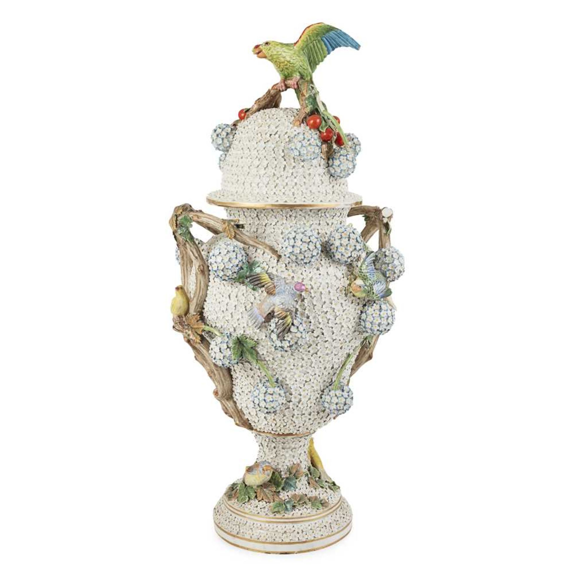 LARGE MEISSEN PORCELAIN 'SCHNEEBALLEN' URN AND COVER EARLY 19TH CENTURY