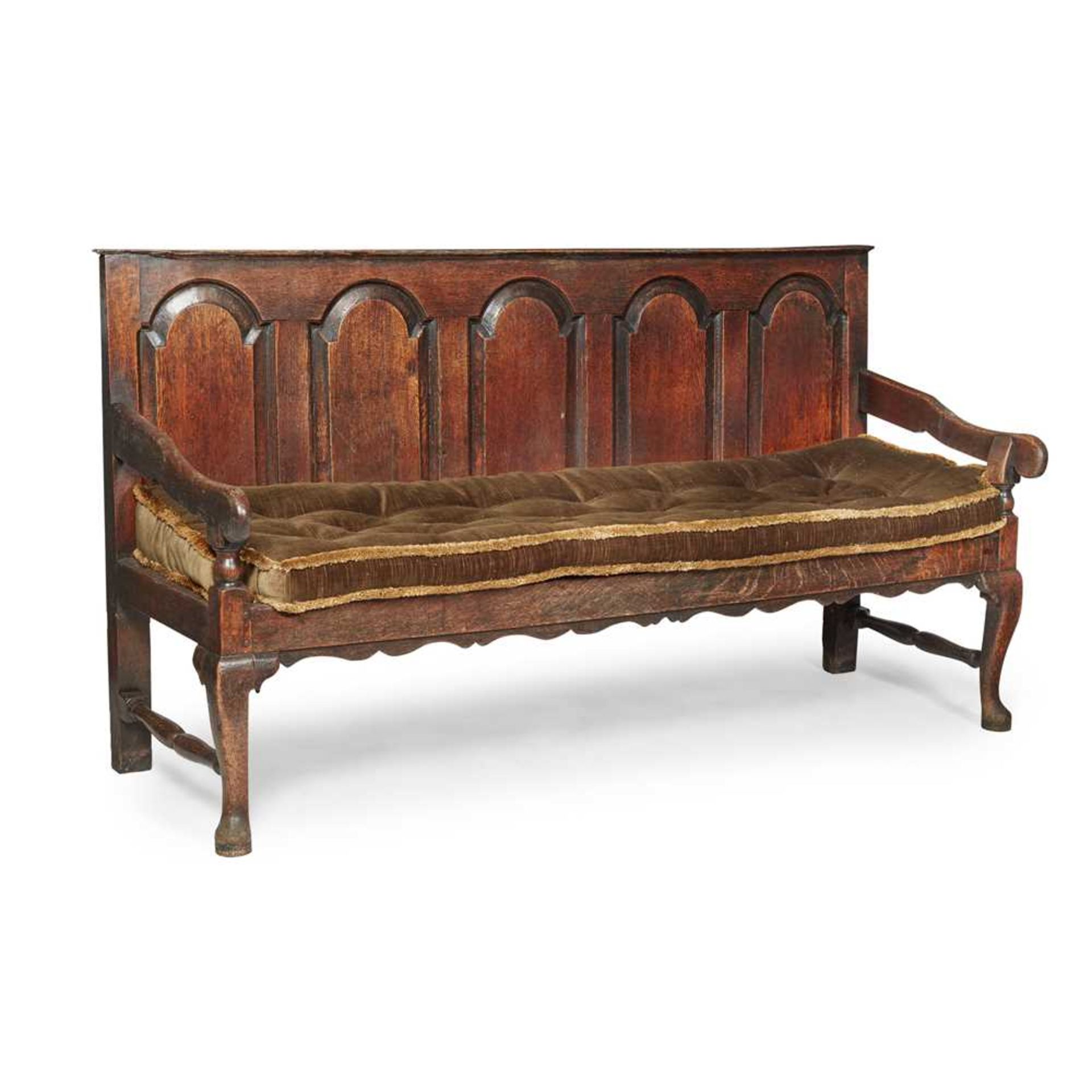 EARLY GEORGIAN OAK PANEL BACK SETTLE EARLY 18TH CENTURY