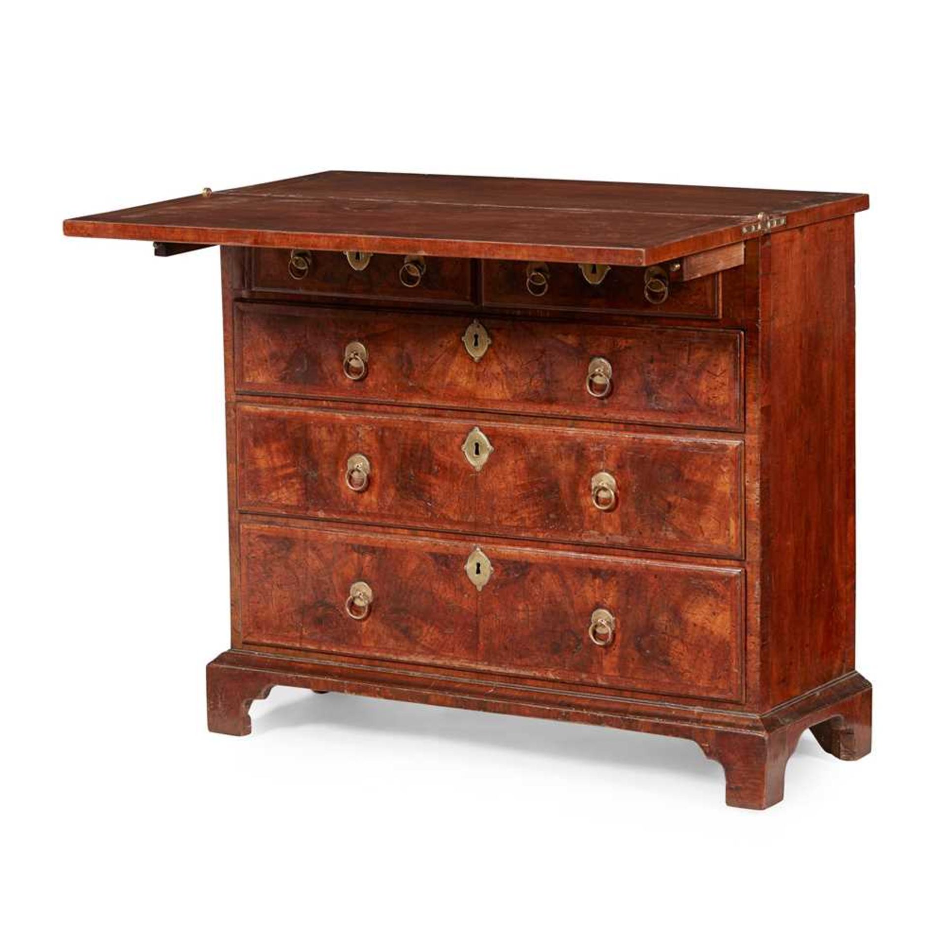 GEORGE I WALNUT BACHELOR'S CHEST OF DRAWERS EARLY 18TH CENTURY - Bild 2 aus 2