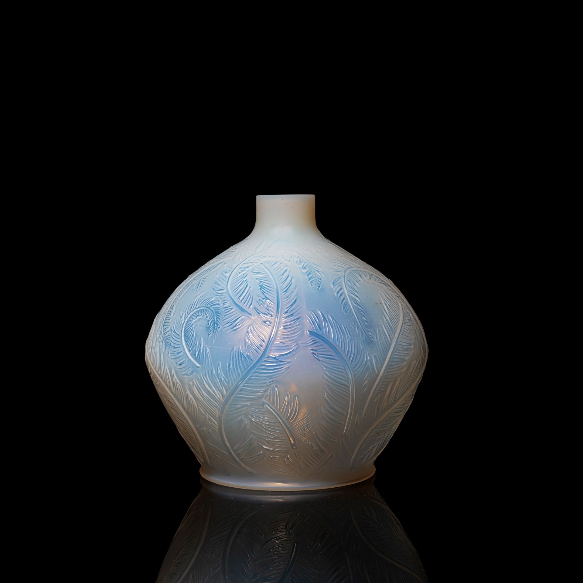 ‡ RENÉ LALIQUE (FRENCH 1860-1945) PLUMES VASE, NO. 944