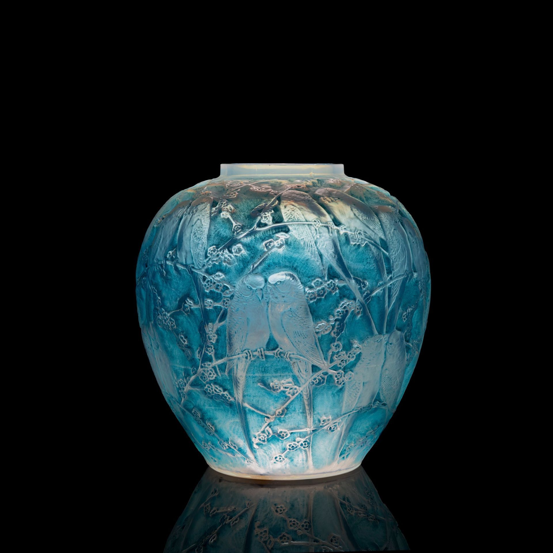 ‡ RENÉ LALIQUE (FRENCH 1860-1945) PERRUCHES VASE, NO. 876