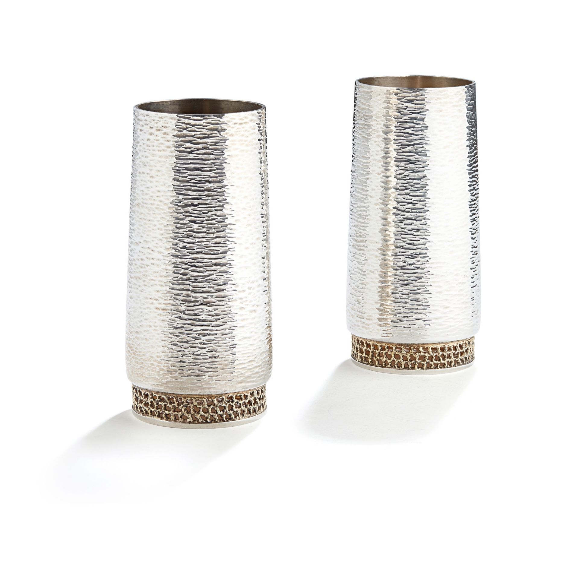 § STUART DEVLIN A.O. C.M.G. (AUSTRALIAN/BRITISH 1931-2018) PAIR OF BEAKERS, LONDON 1978