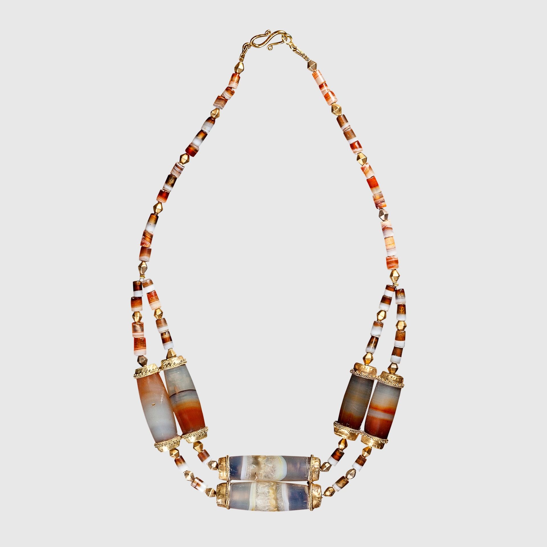 WESTERN ASIATIC BANDED AGATE AND GOLD BEAD NECKLACE NEAR EAST, 1ST MILLENNIUM B.C.