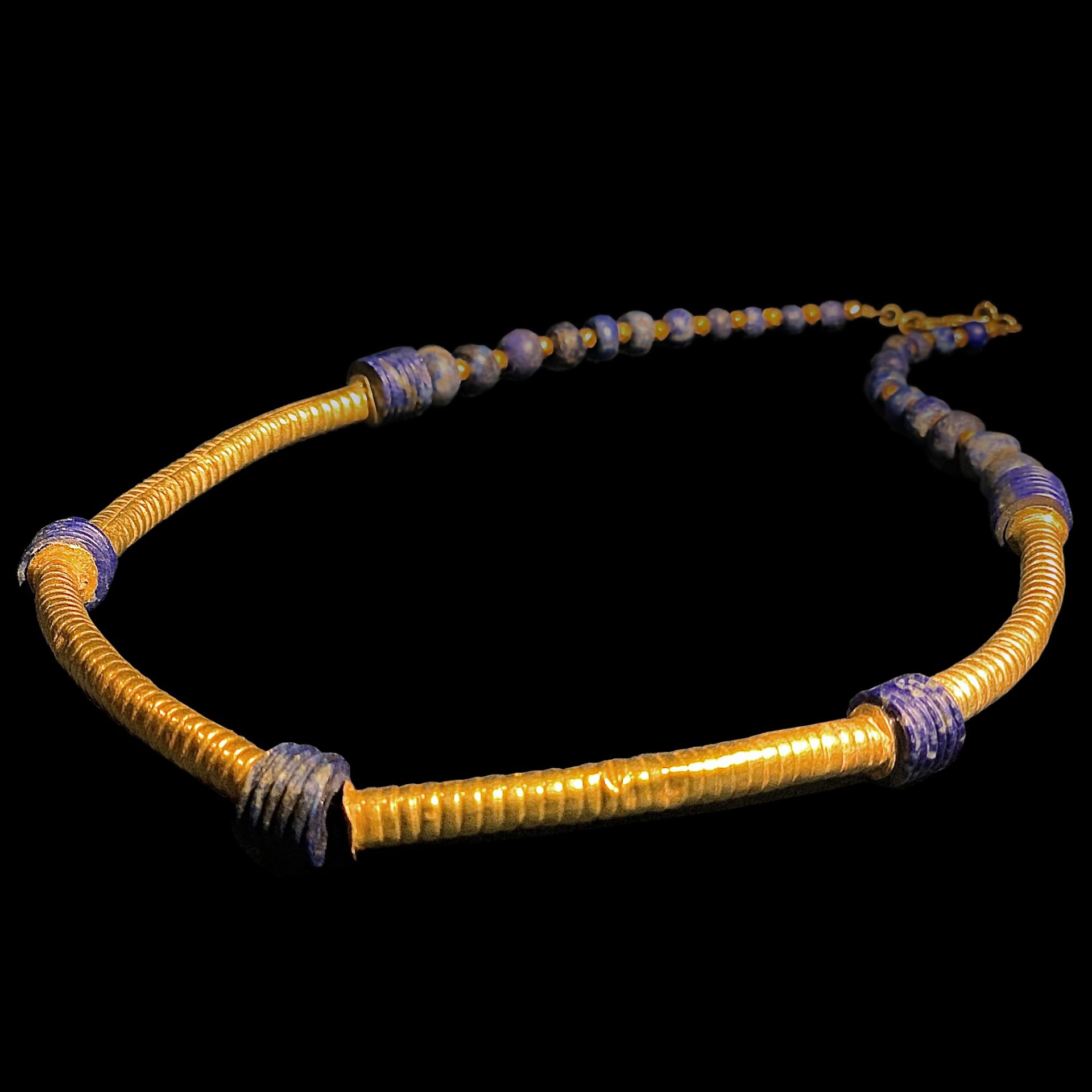 WESTERN ASIATIC GOLD AND LAPUS LAZULI NECKLACE NEAR EAST, C. 1ST MILLENNIUM B.C. - Image 3 of 3