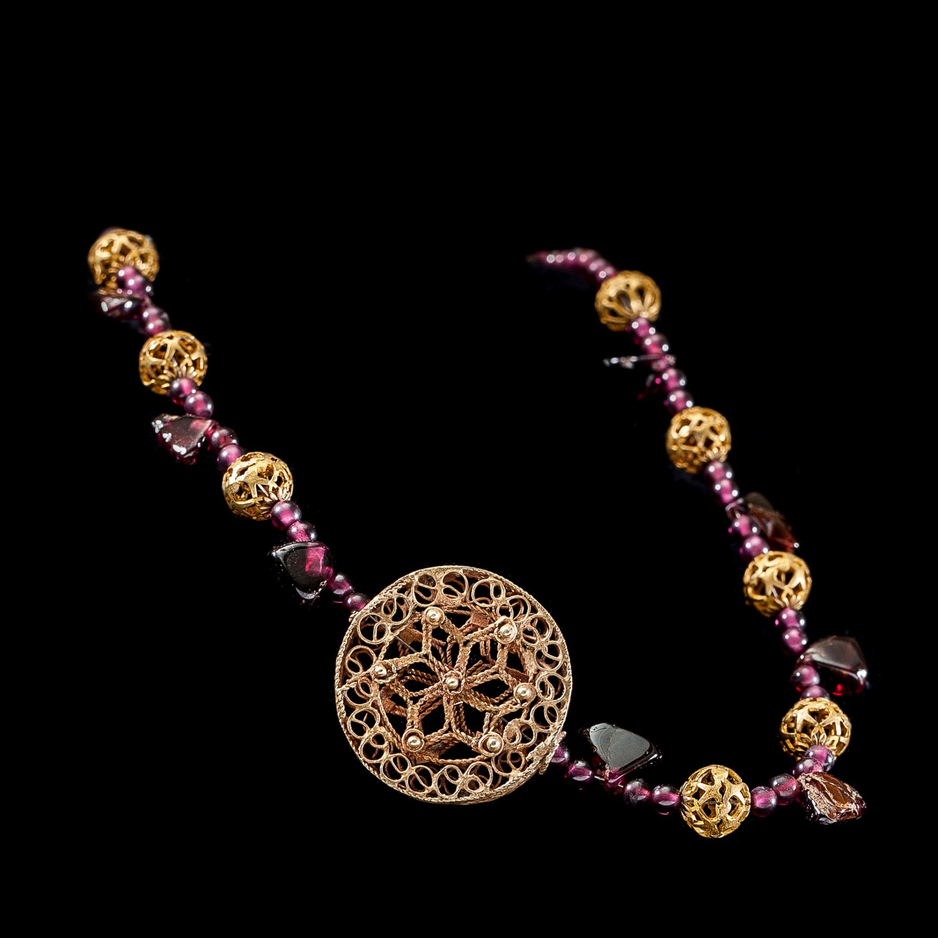 BYZANTINE AMETHYST NECKLACE WITH GOLD OPENWORK PENDANT EASTERN MEDDITTEREAN, C. 6TH - 7TH CENTURY A - Image 2 of 2