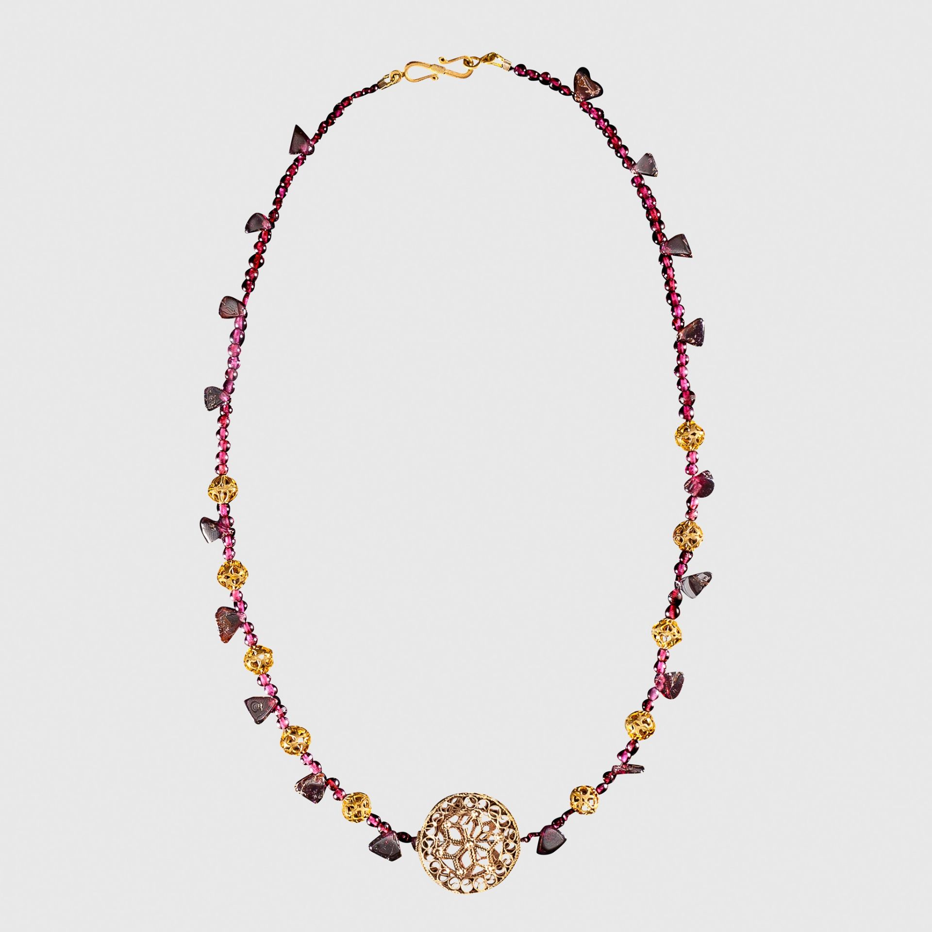 BYZANTINE AMETHYST NECKLACE WITH GOLD OPENWORK PENDANT EASTERN MEDDITTEREAN, C. 6TH - 7TH CENTURY A