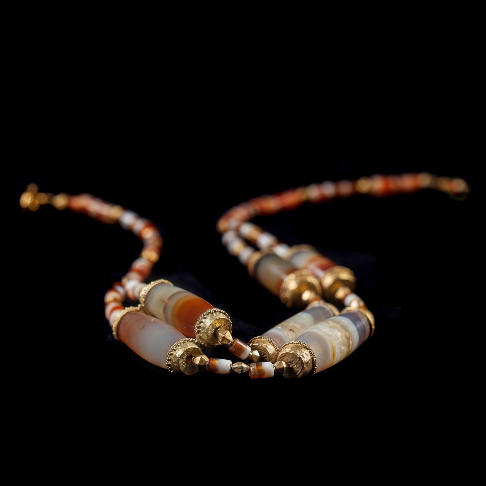 WESTERN ASIATIC BANDED AGATE AND GOLD BEAD NECKLACE NEAR EAST, 1ST MILLENNIUM B.C. - Image 2 of 2