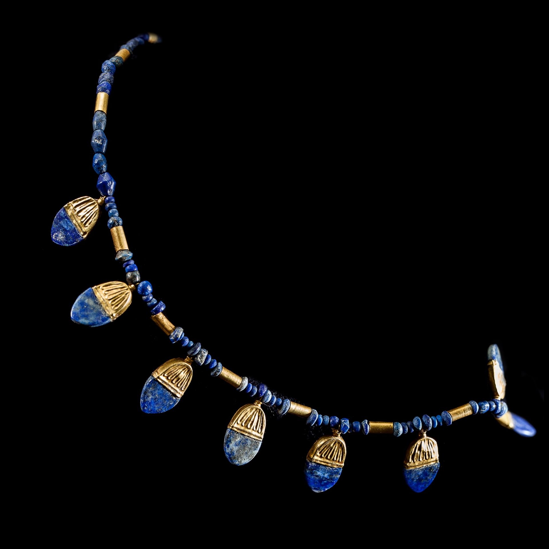 WESTERN ASIATIC LAPIS NECKLACE WITH GOLD PENDANTS NEAR EAST, 1ST MILLENNIUM B.C. - Image 3 of 3
