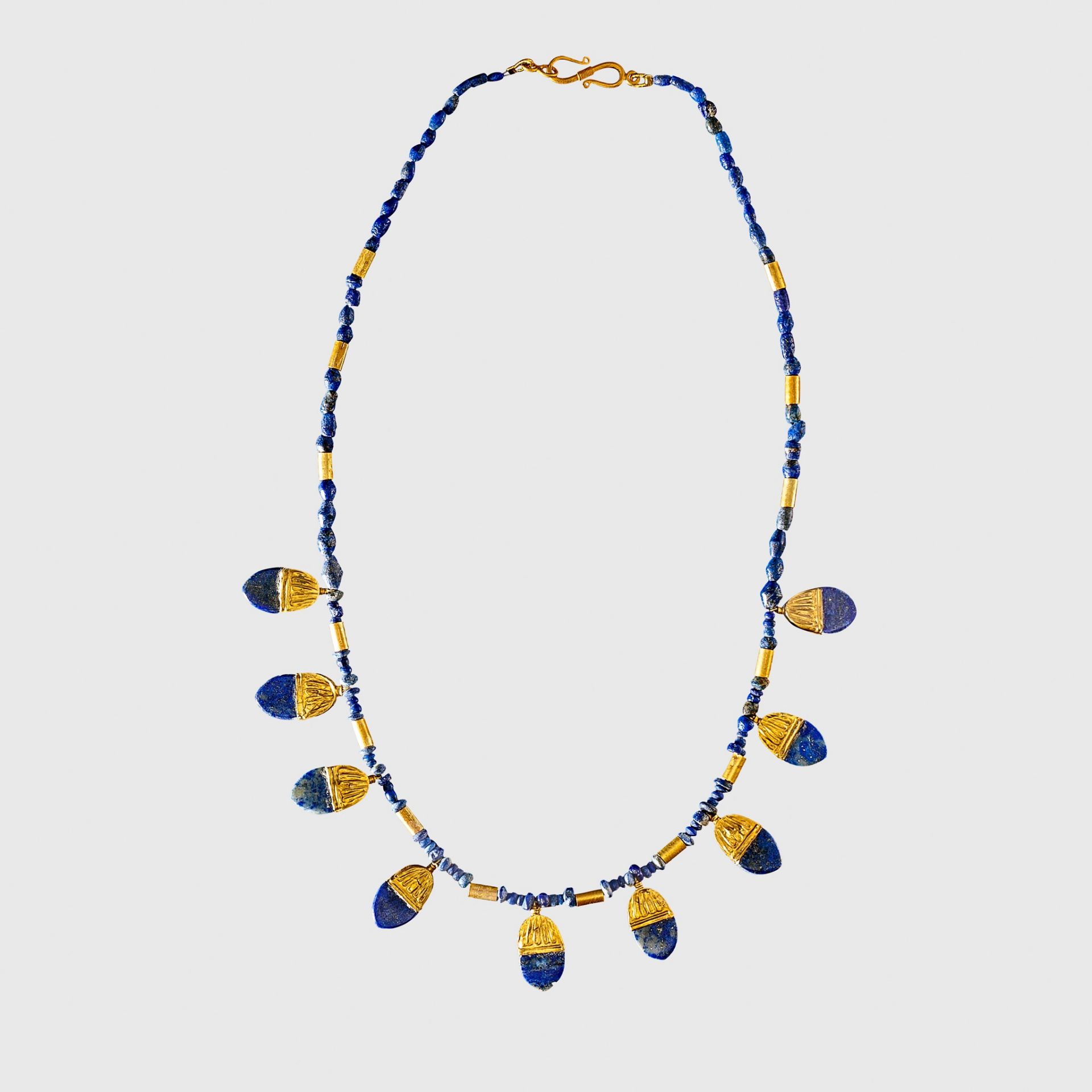 WESTERN ASIATIC LAPIS NECKLACE WITH GOLD PENDANTS NEAR EAST, 1ST MILLENNIUM B.C.