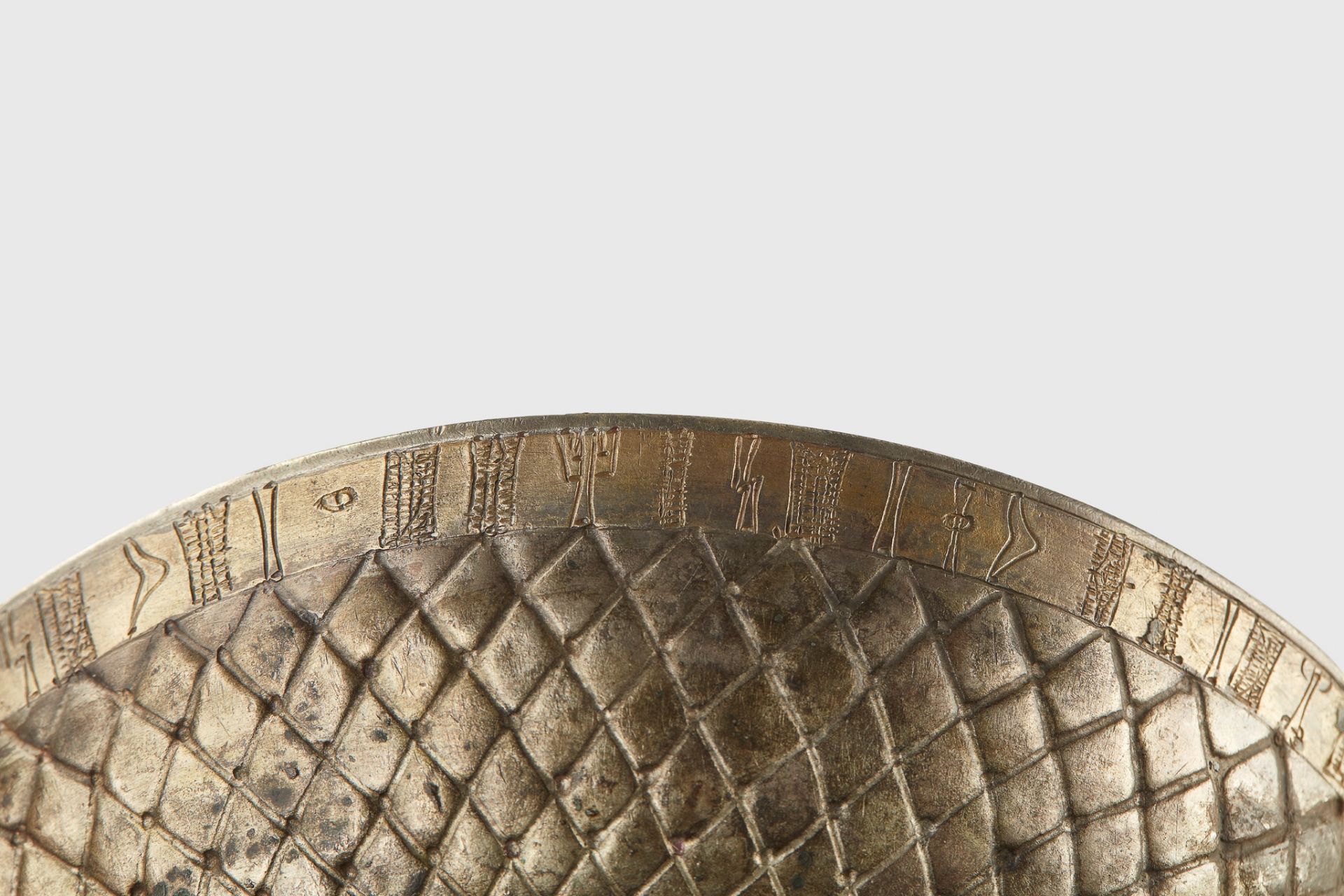 IMPORTANT INSCRIBED SABEAN SILVER-GILT BOWL SOUTHERN ARABIA, 2ND - 3RD CENTURY A.D. - Bild 8 aus 12