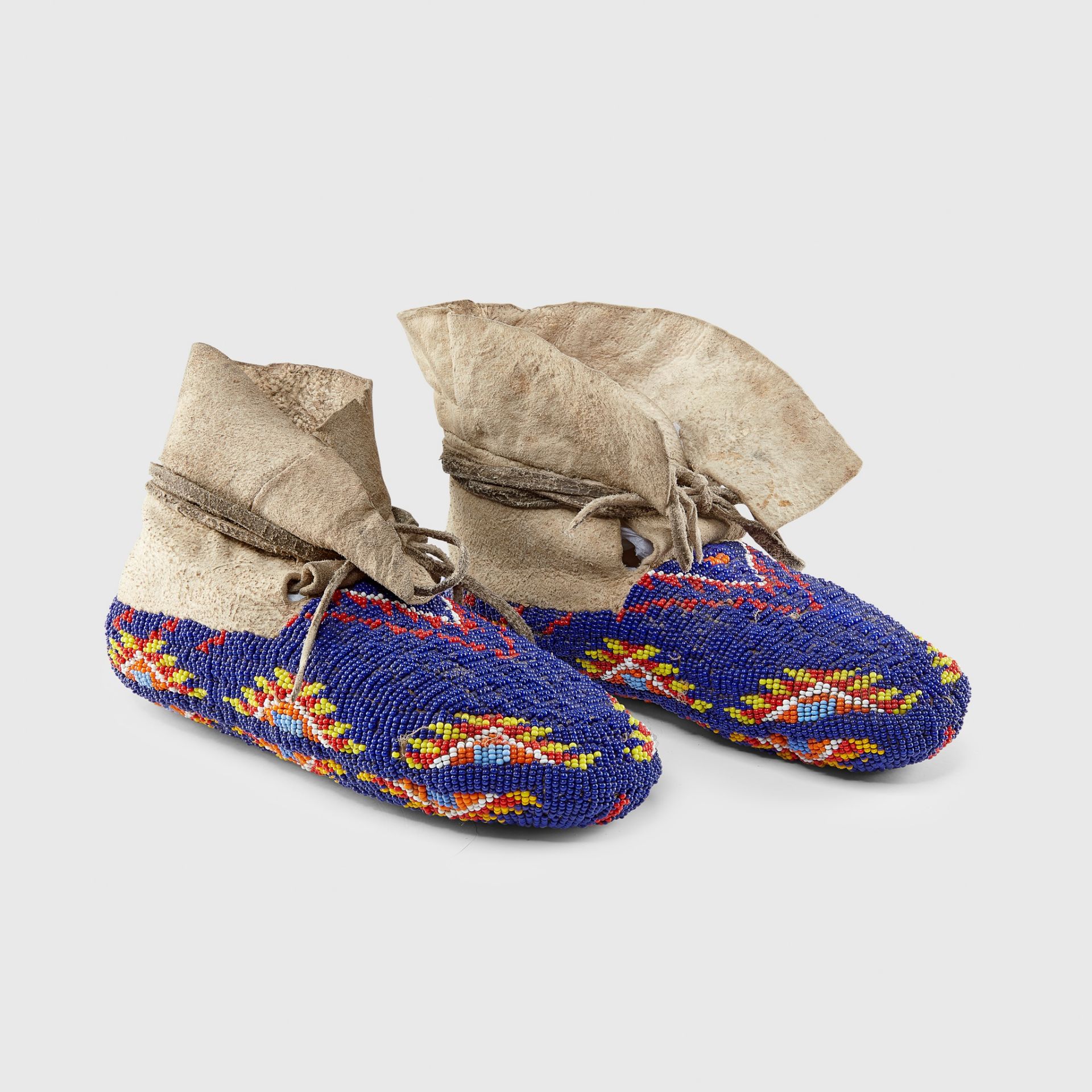 PAIR OF SIOUX MOCCASINS PINE RIDGE, SOUTH DAKOTA, UNITED STATES - Image 2 of 2