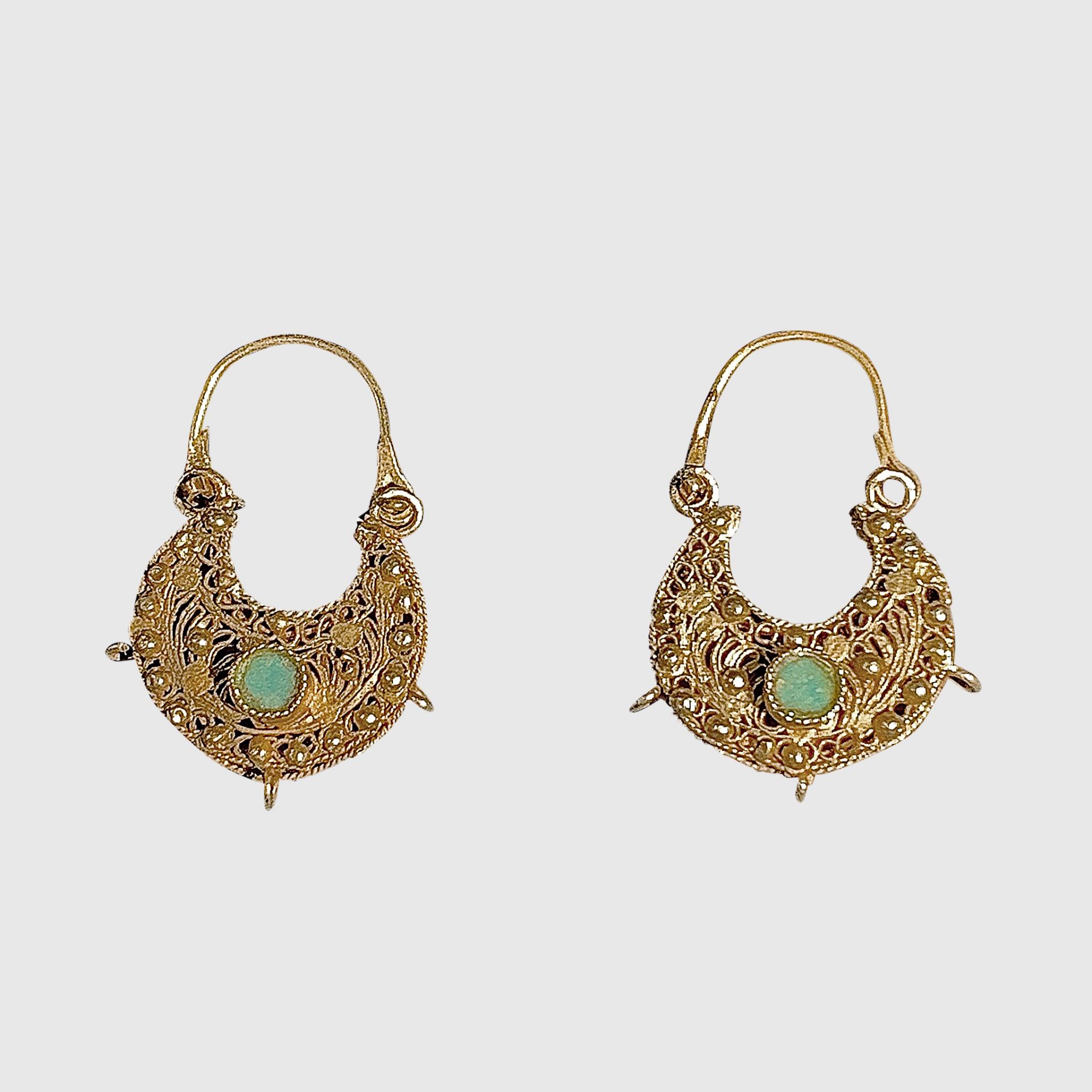 PAIR OF FATIMID FILIGREE EARRINGS EGYPT OR GREATER SYRIA, 11TH CENTURY