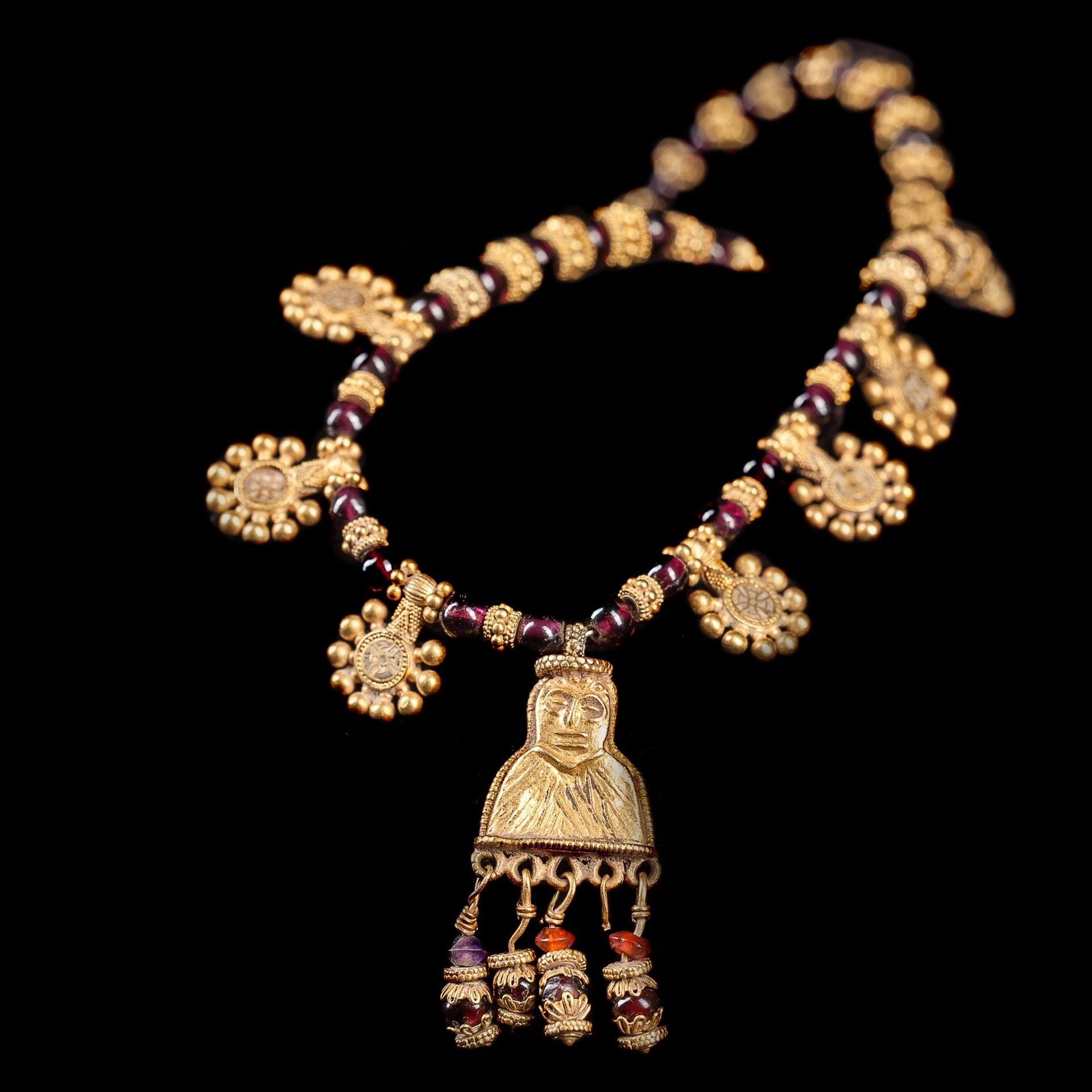 ANCIENT ARABIAN GOLD NECKLACE WITH FEMALE FIGURE PENDANT, LIKELY SABEAN SOUTHERN ARABIA, C. 5TH - - Image 2 of 2